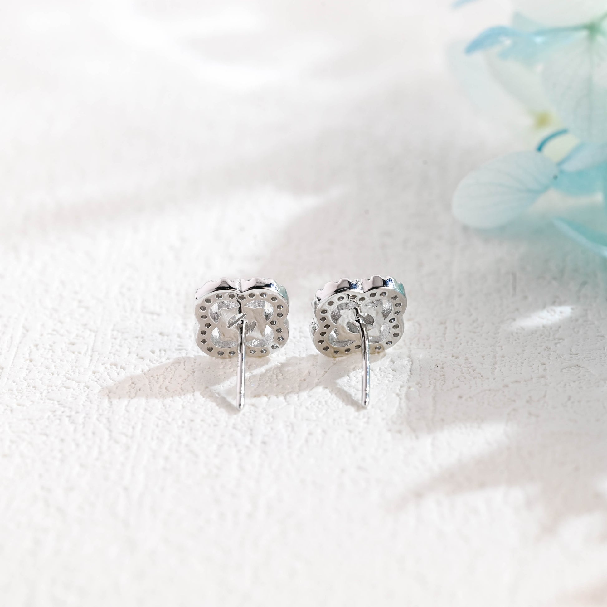 round-cut-moissanite-earrings-clover-inspired-studs