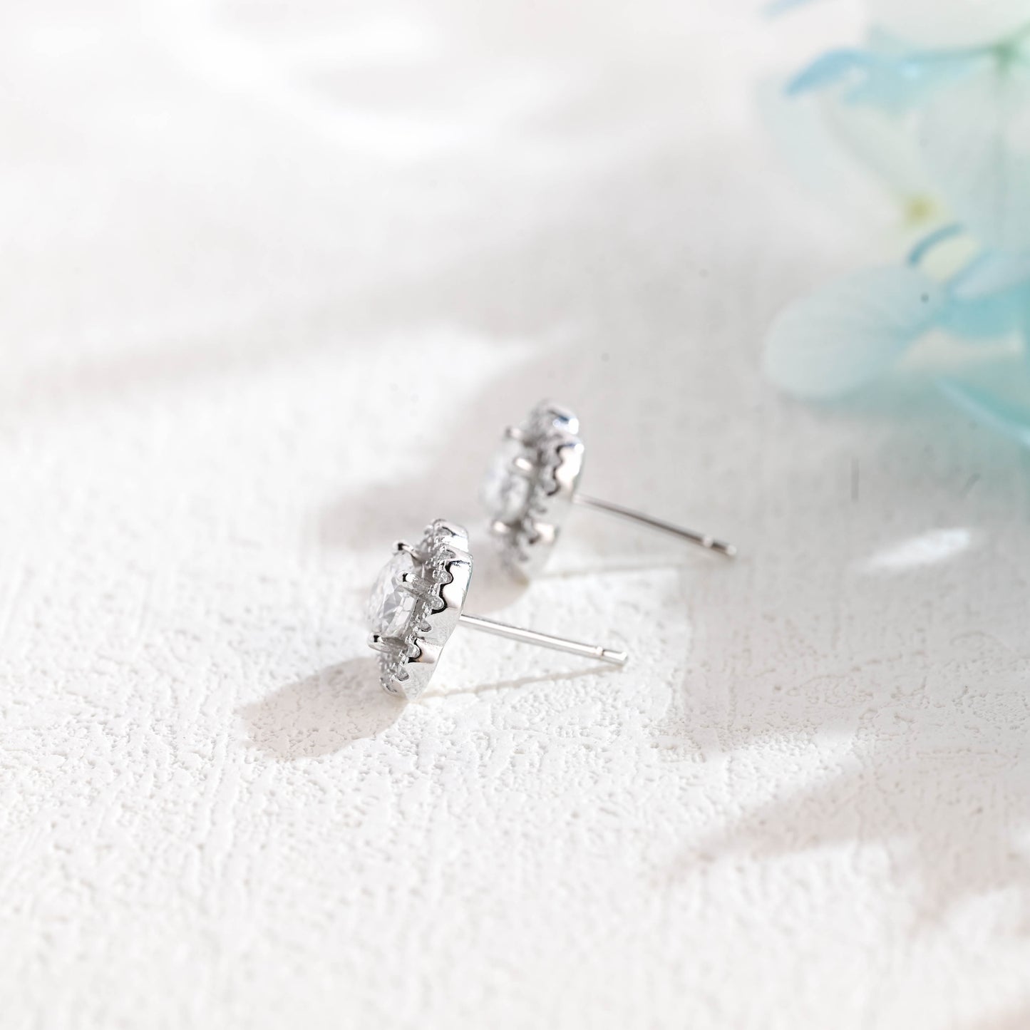 round-cut-moissanite-earrings-clover-inspired-studs