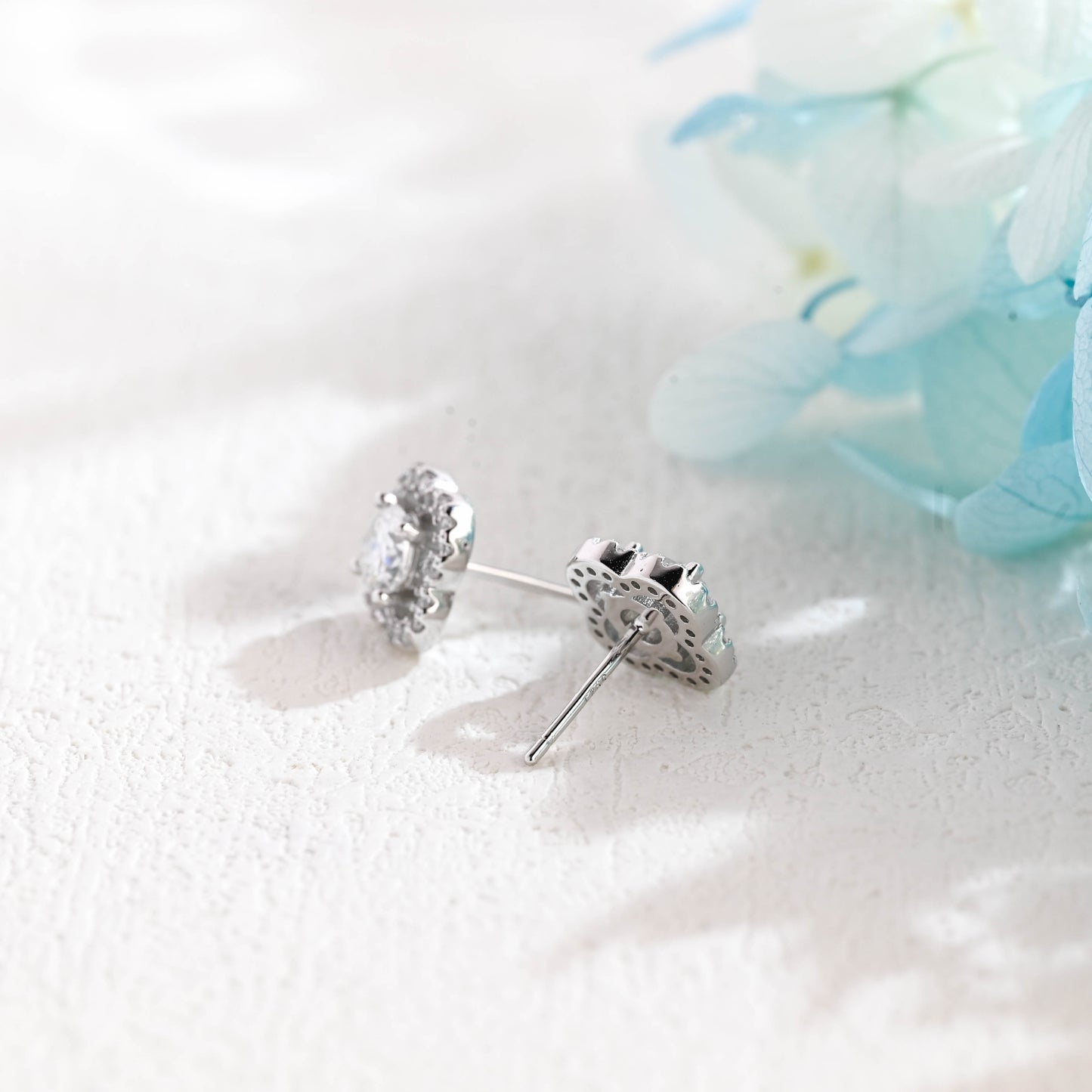 round-cut-moissanite-earrings-clover-inspired-studs