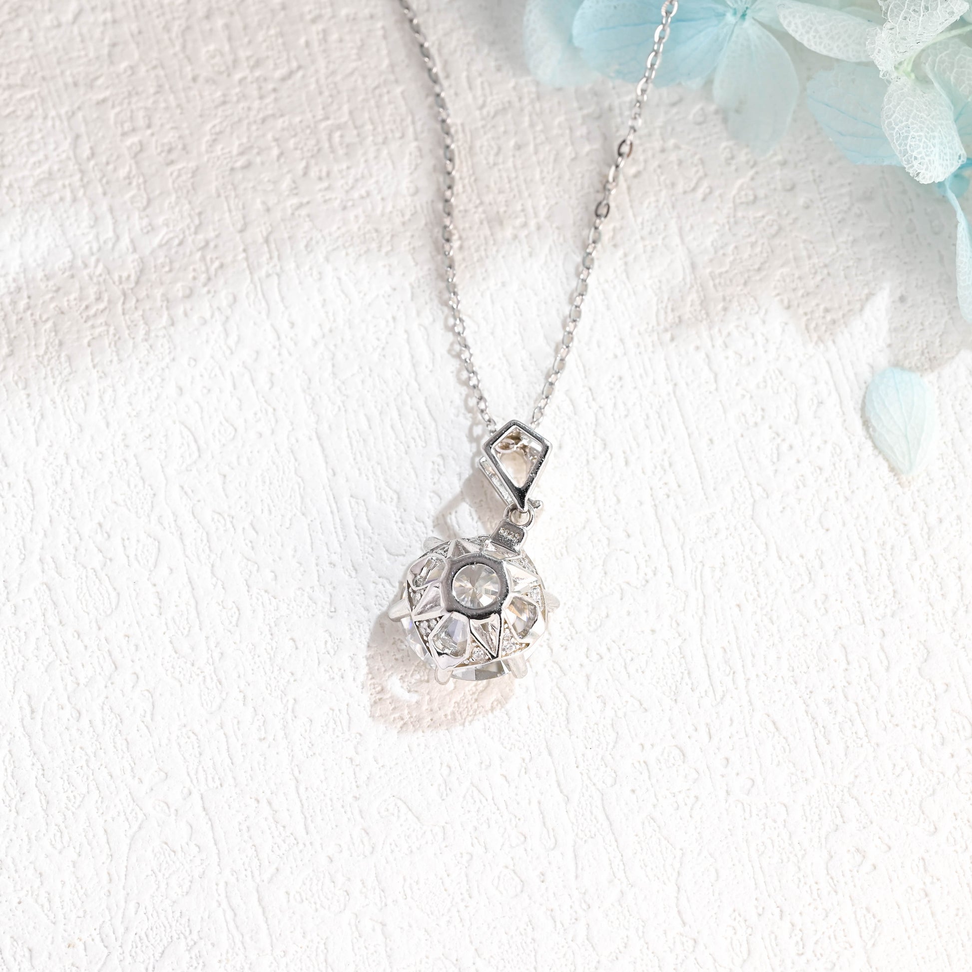 round-cut-moissanite-pendant-necklace-wedding-accesssory