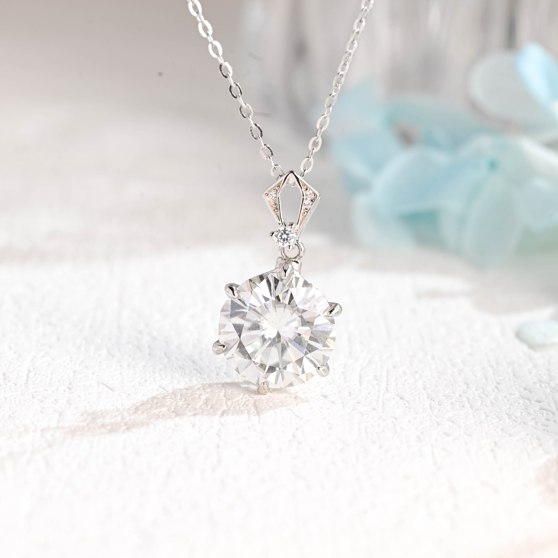 round-cut-moissanite-pendant-necklace-wedding-accesssory