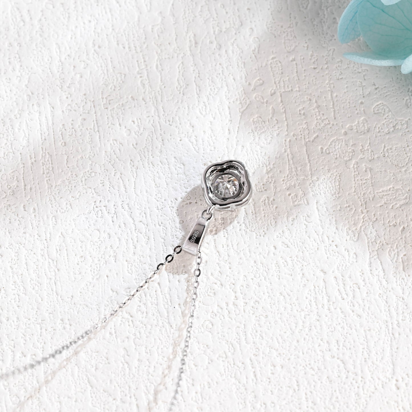 round-cut-moissanite-pendant-necklace