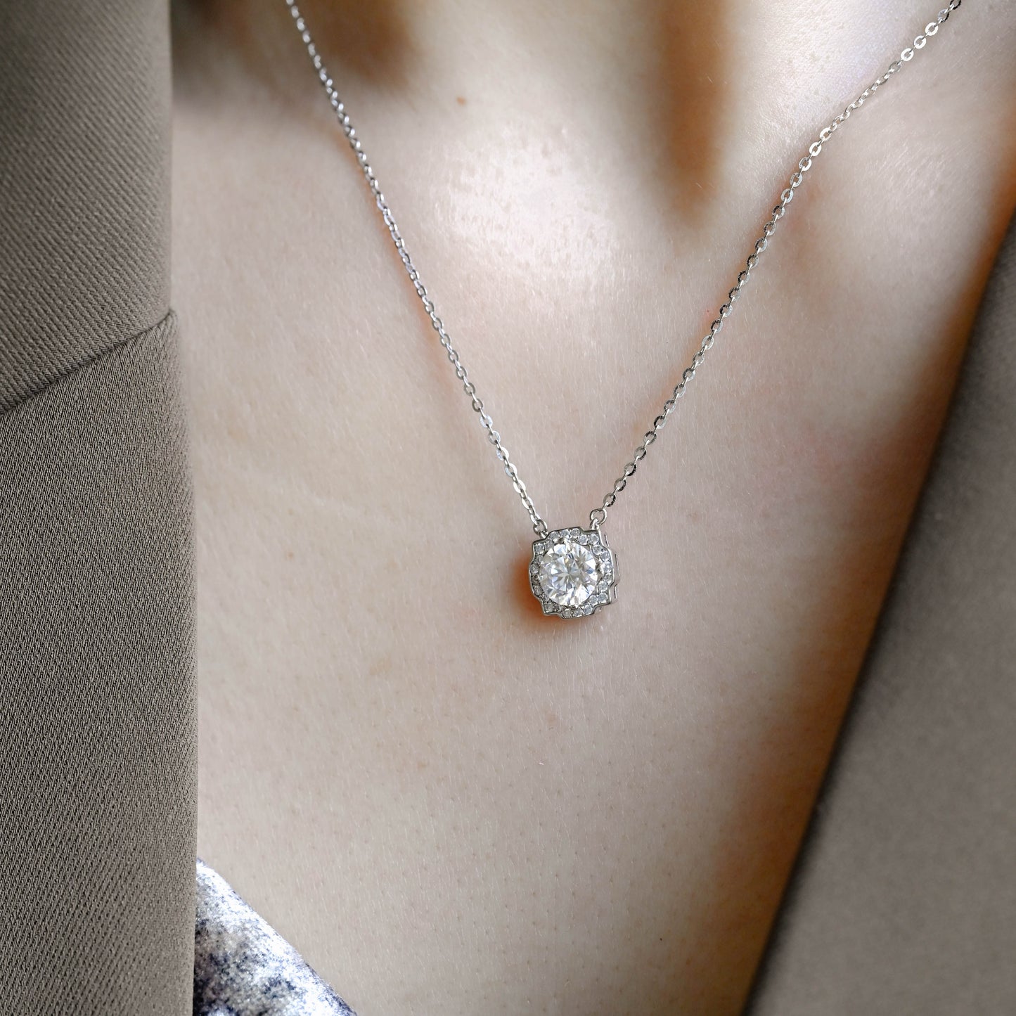 round-cut-moissanite-necklace-pendant