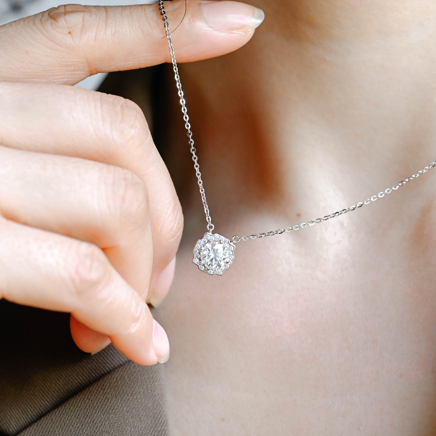 round-cut-moissanite-necklace-pendant