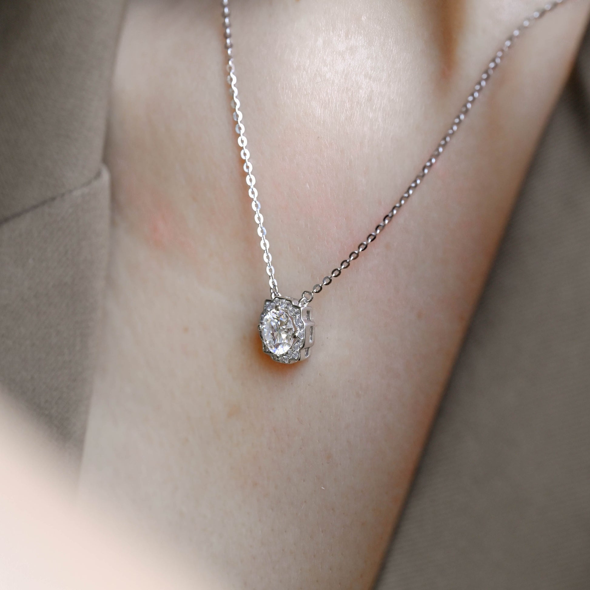 round-cut-moissanite-necklace-pendant