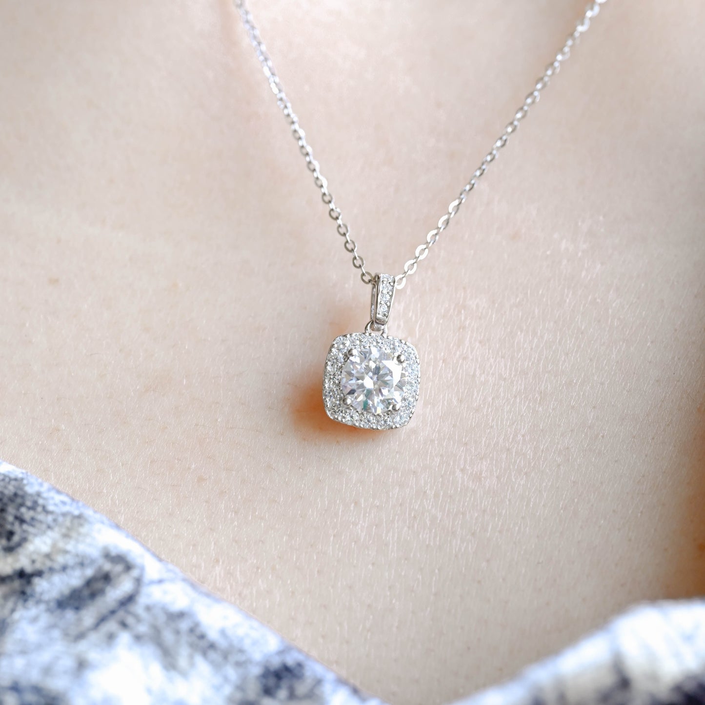 round-cut-vintage-style-moissanite-pendant-necklace