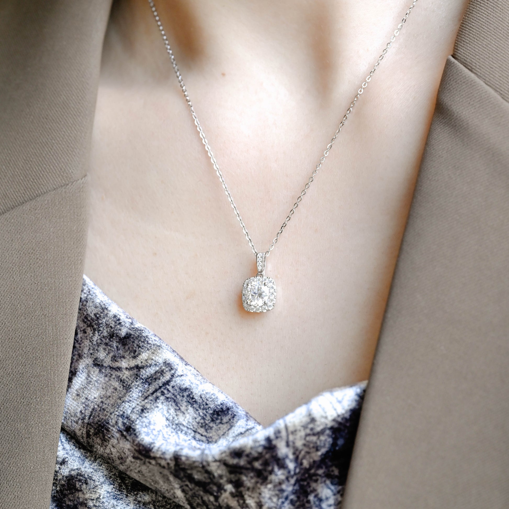 round-cut-vintage-style-moissanite-pendant-necklace