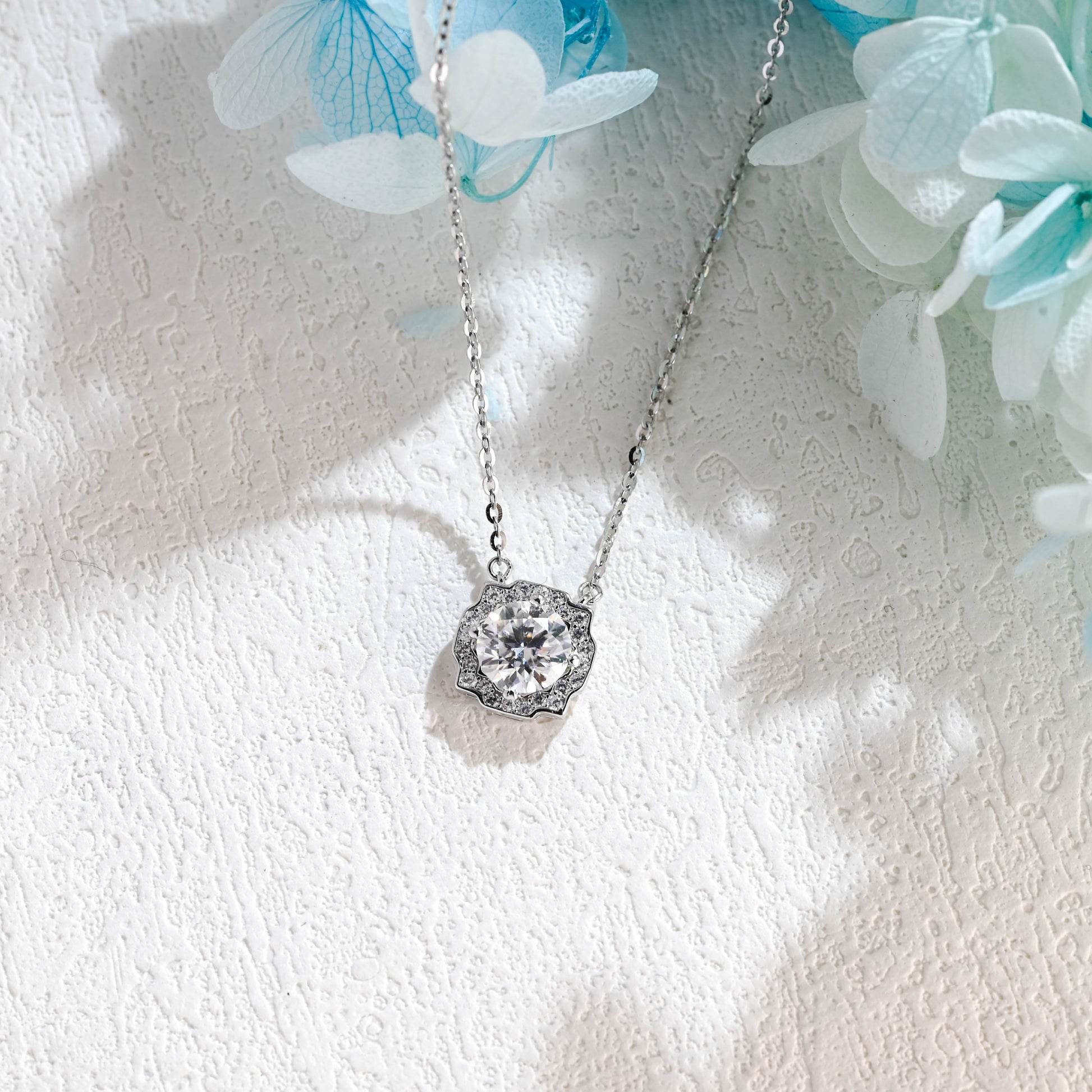 round-cut-moissanite-necklace-pendant