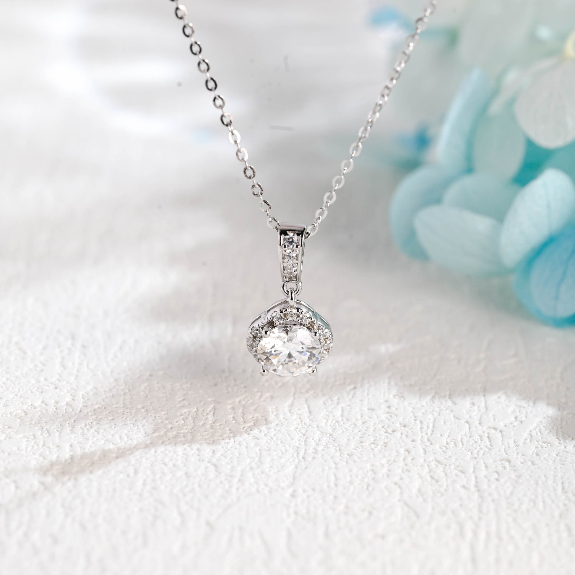 round-cut-moissanite-pendant-necklace