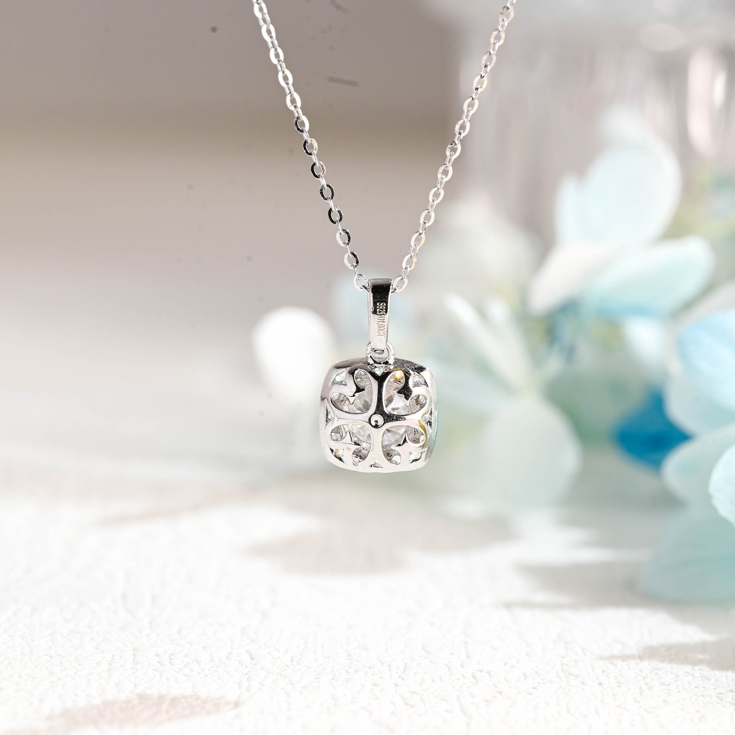 round-cut-vintage-style-moissanite-pendant-necklace