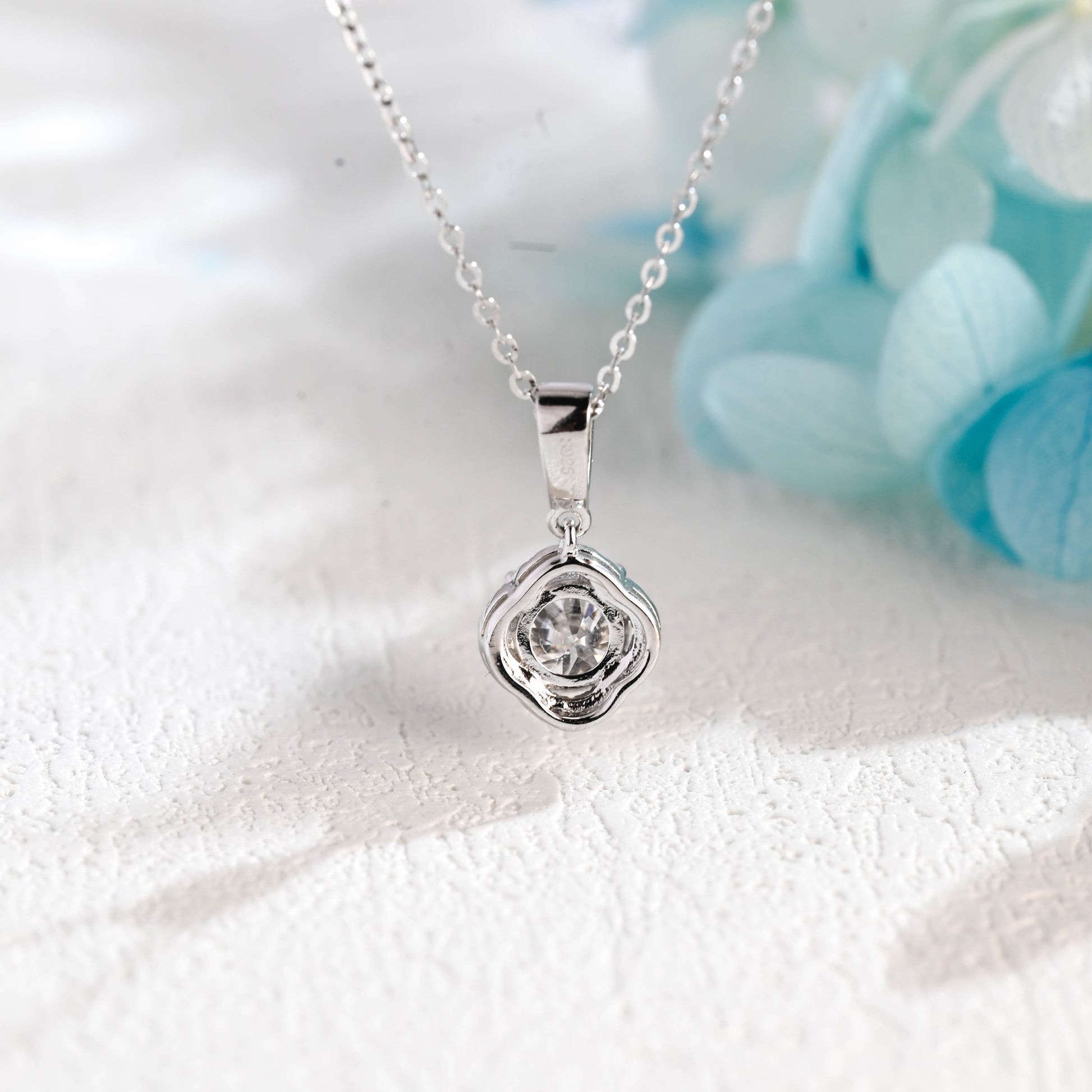 round-cut-moissanite-pendant-necklace