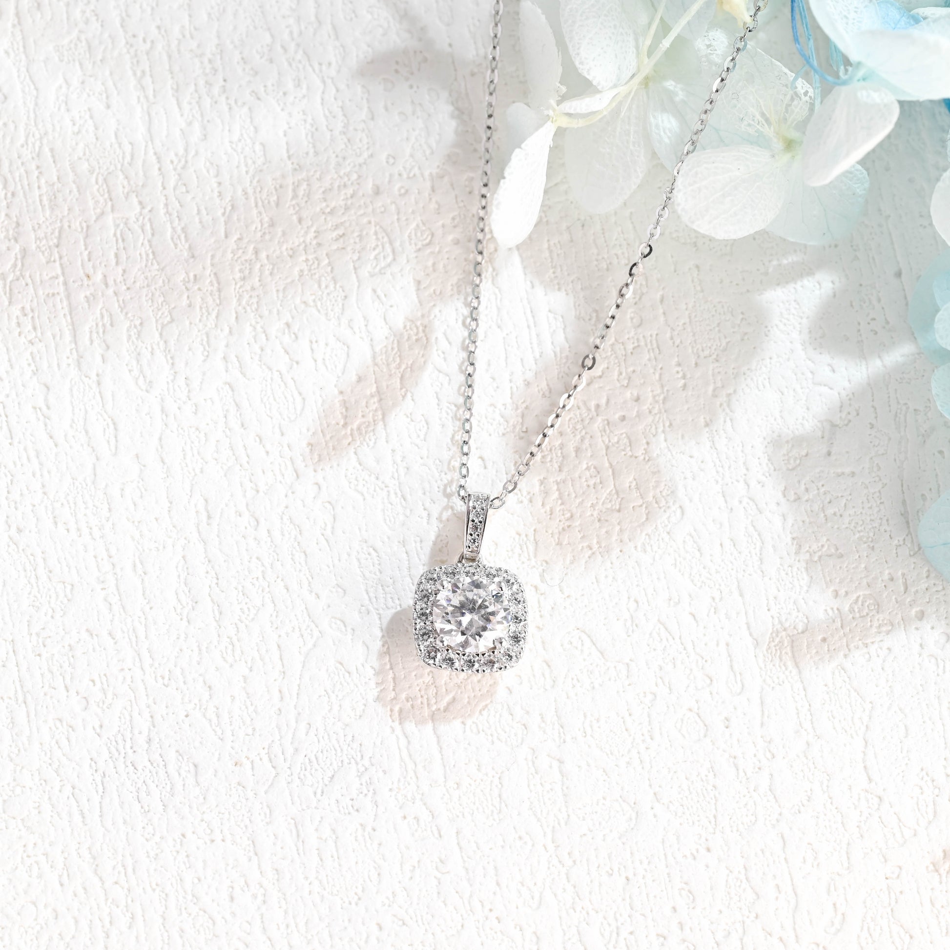 round-cut-vintage-style-moissanite-pendant-necklace