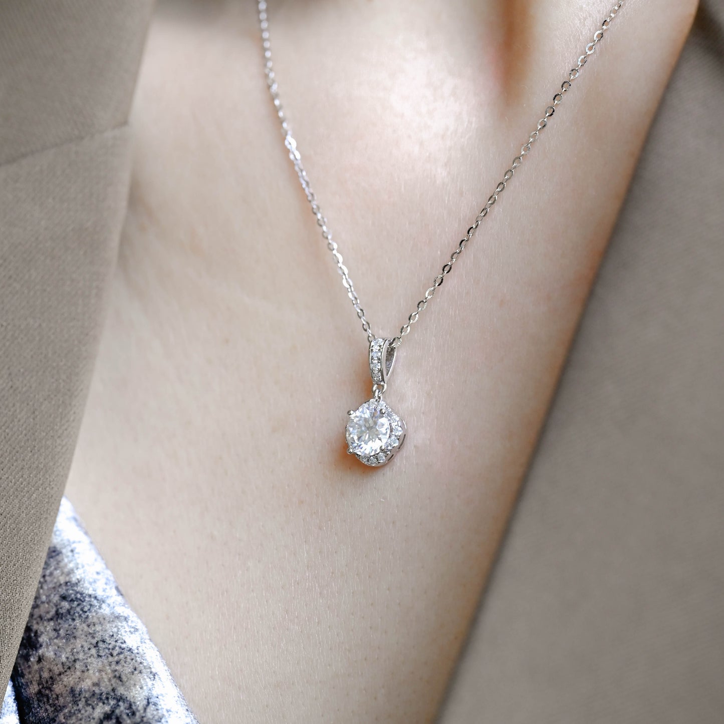 round-cut-moissanite-pendant-necklace