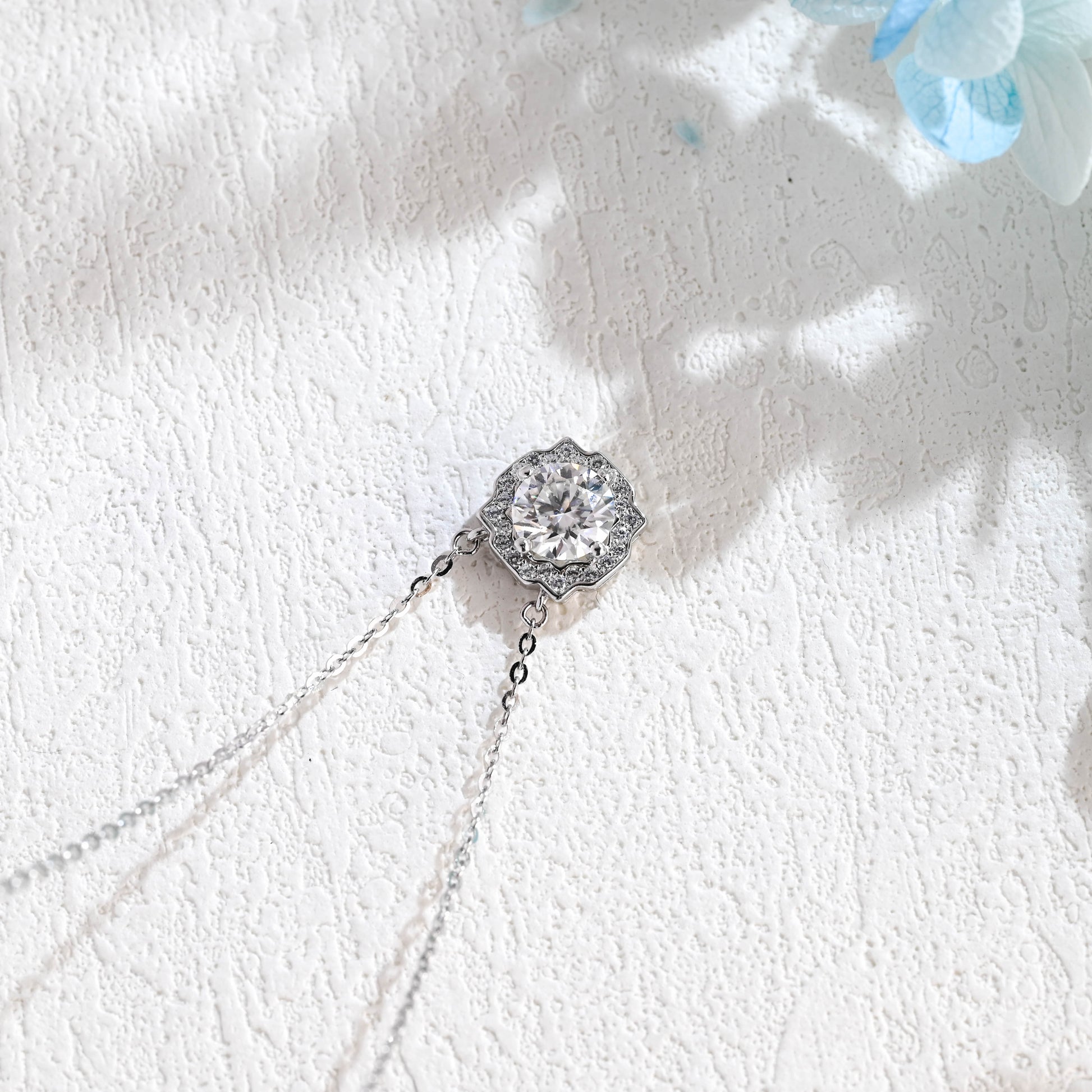 round-cut-moissanite-necklace-pendant