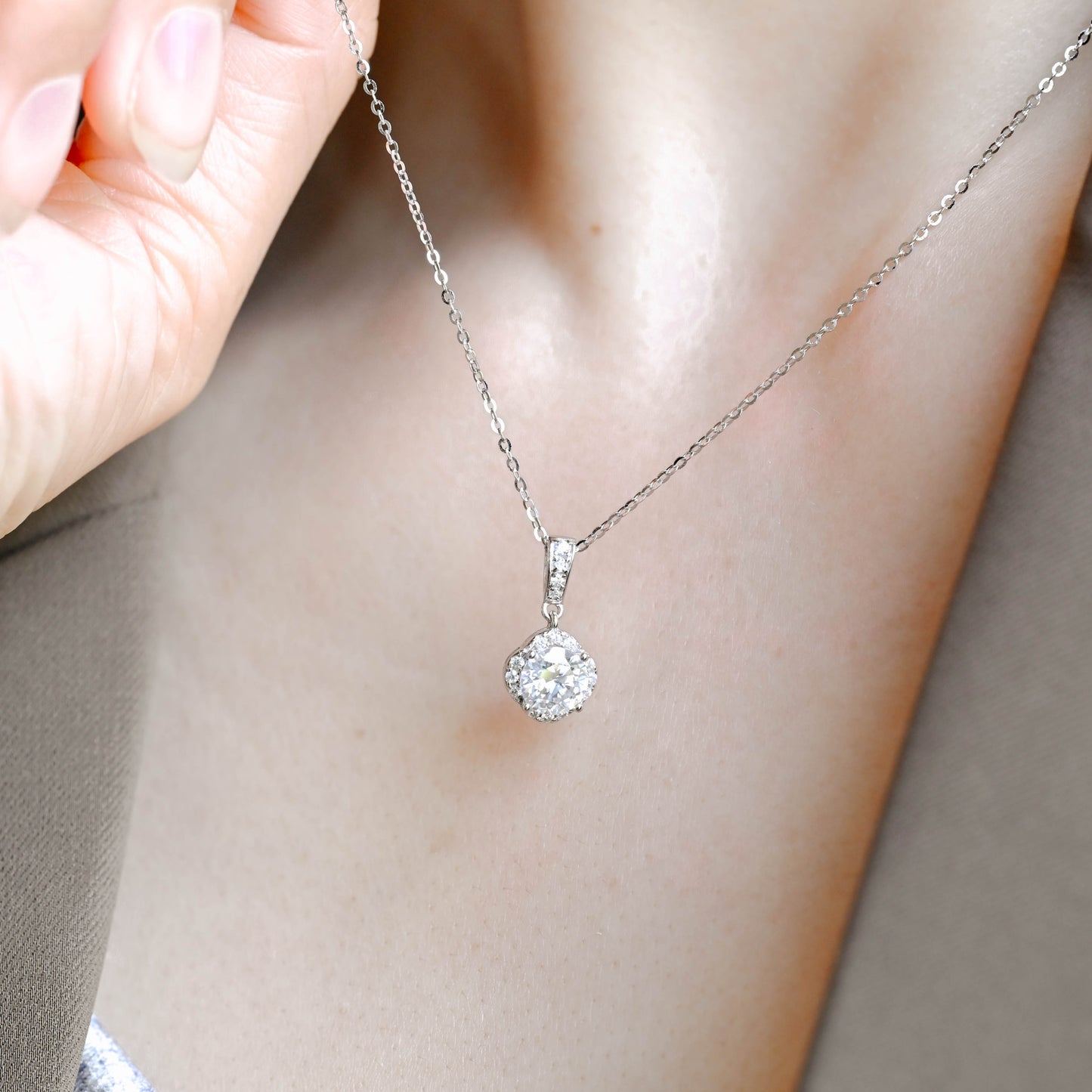 round-cut-moissanite-pendant-necklace