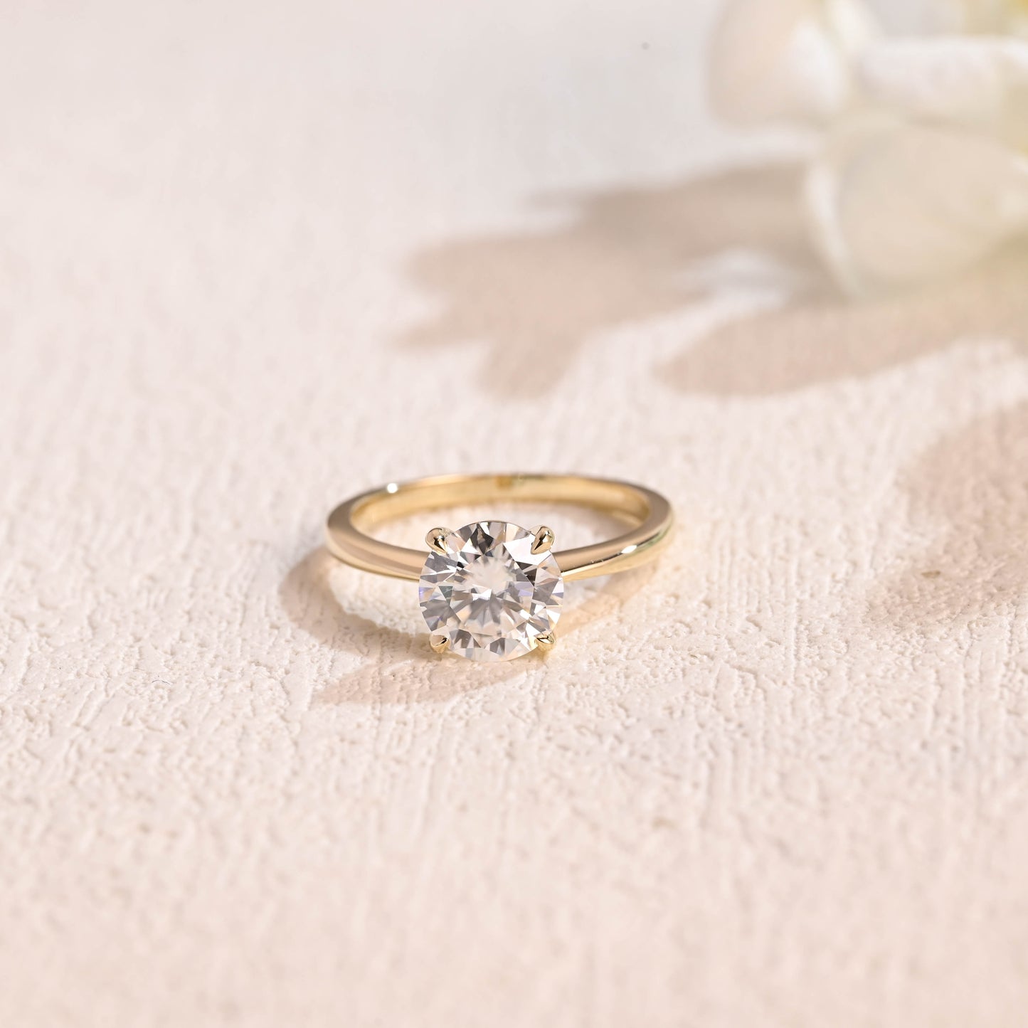 round-cut-moissanite-wedding-ring