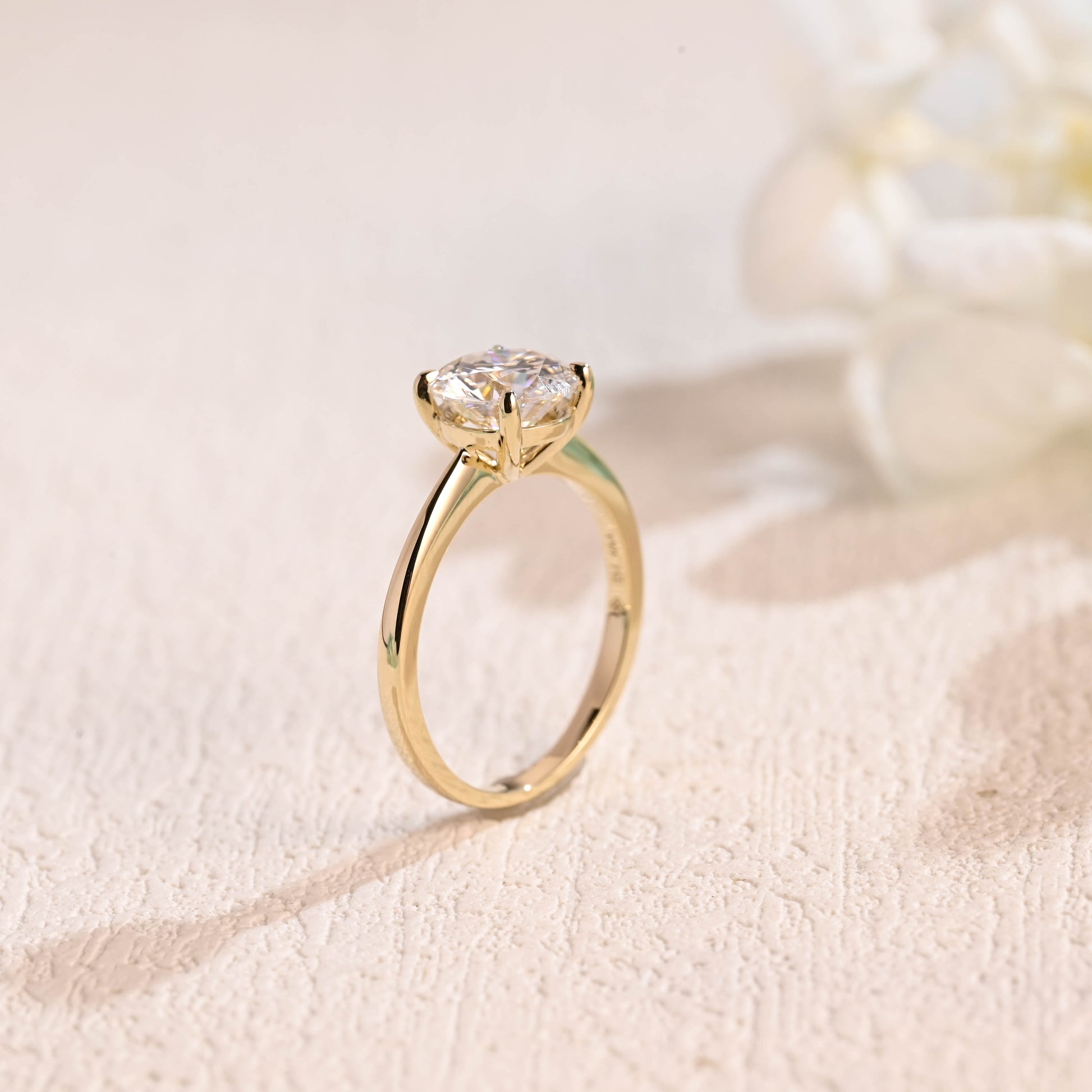 round-cut-moissanite-wedding-ring