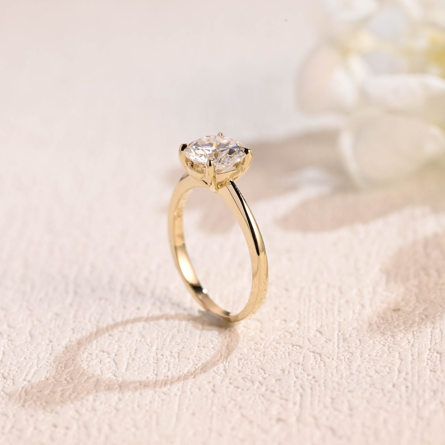 round-cut-moissanite-wedding-ring