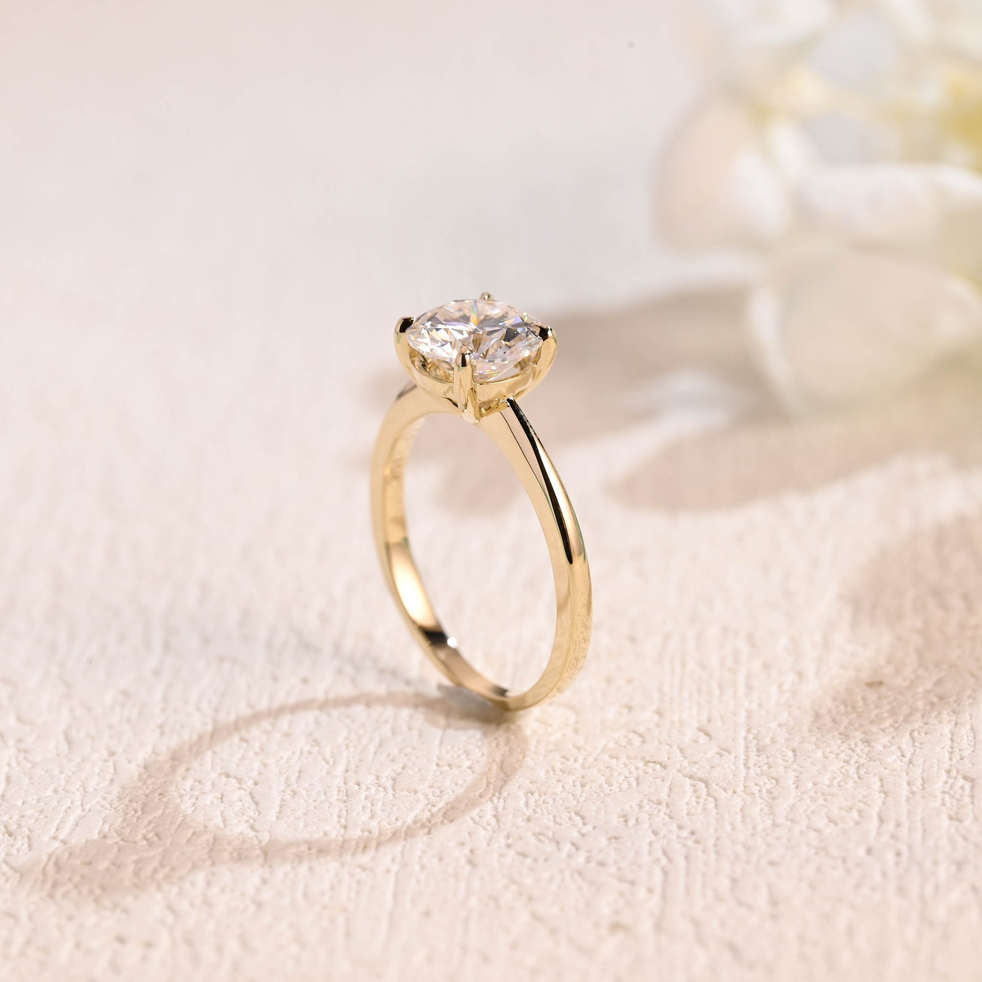 round-cut-moissanite-wedding-ring