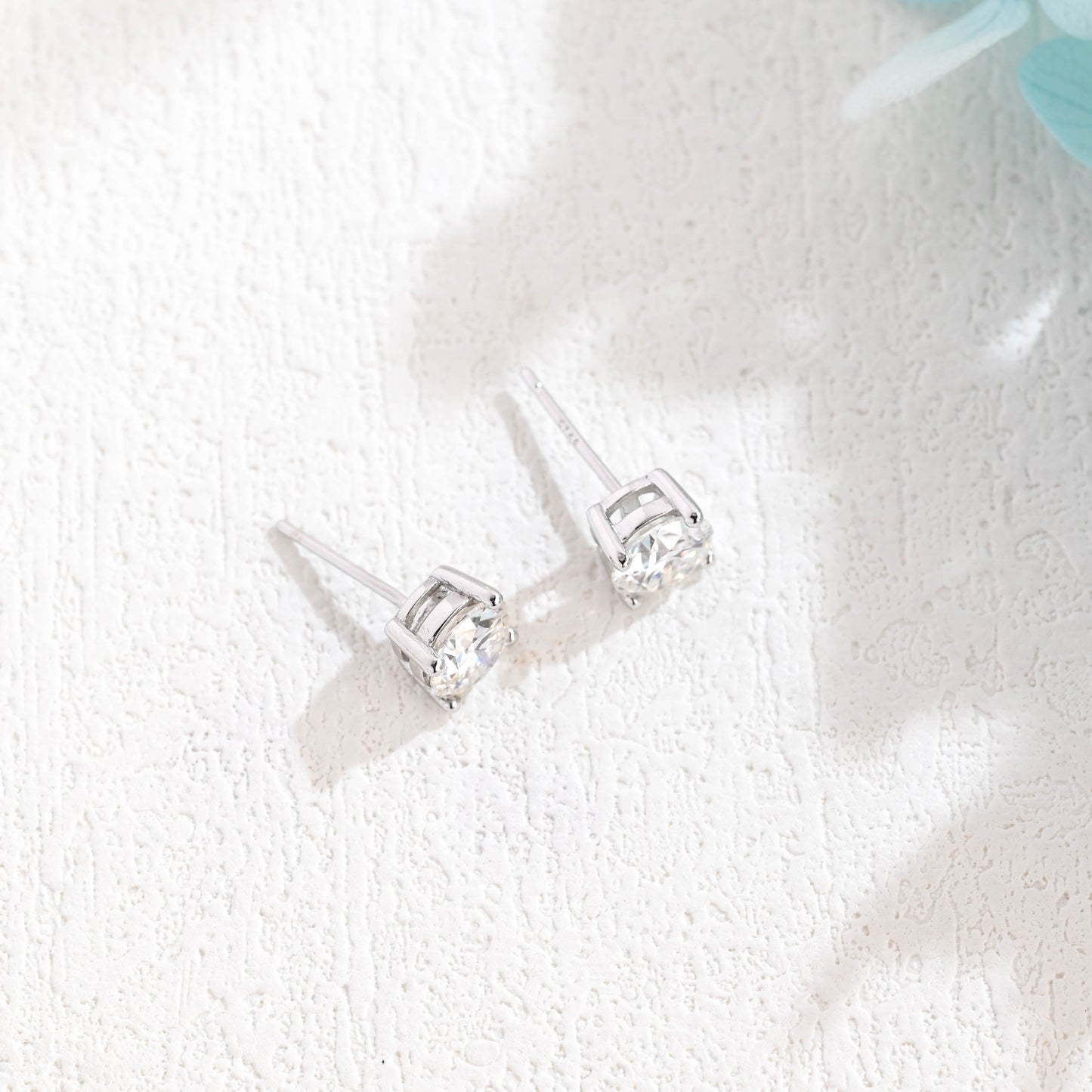 round-cut-moissanite-earrings-simple-style-studs