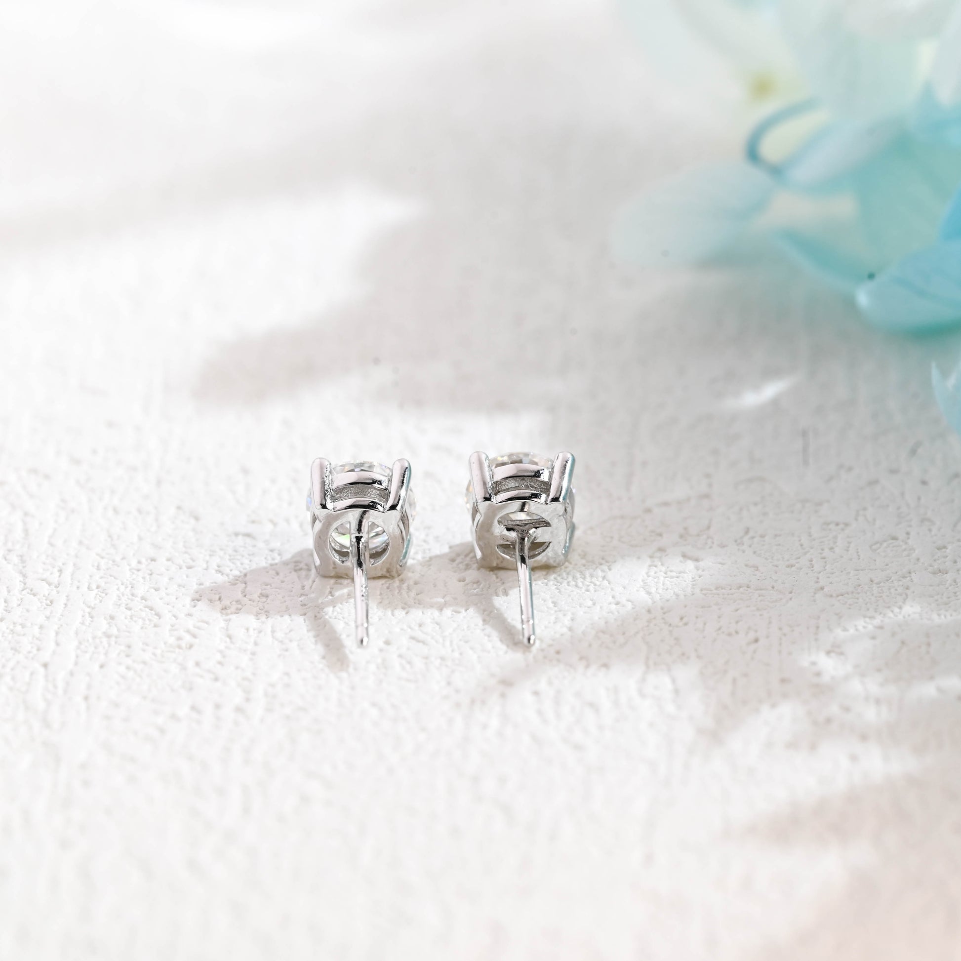 round-cut-moissanite-earrings-simple-style-studs