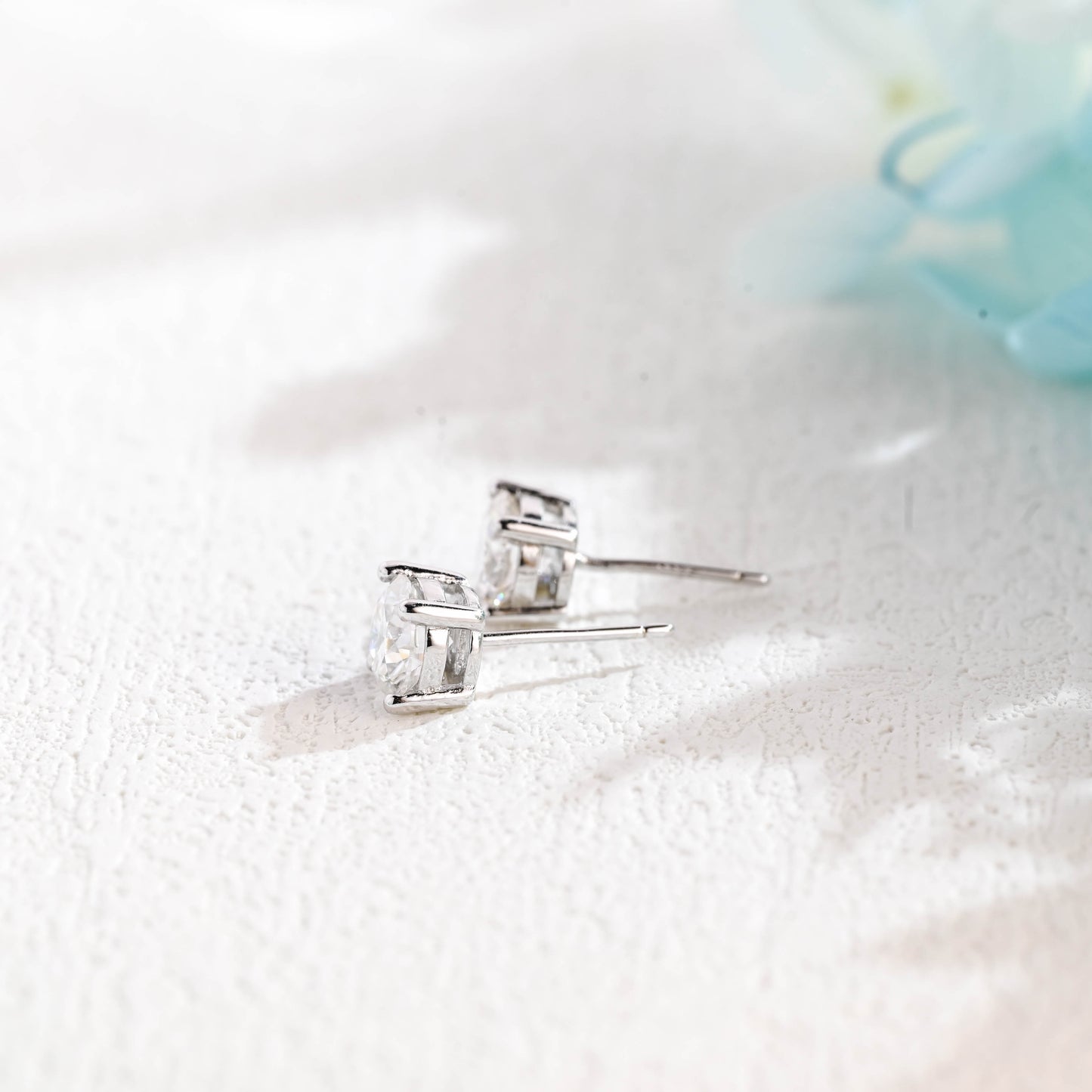 round-cut-moissanite-earrings-simple-style-studs