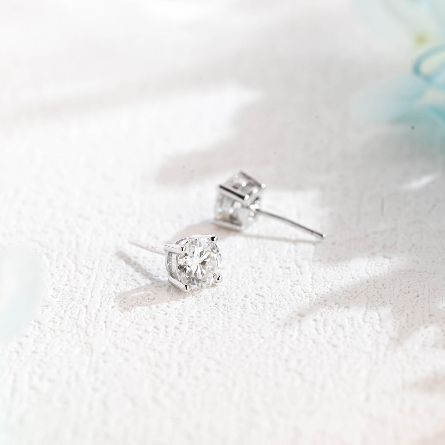 round-cut-moissanite-earrings-simple-style-studs