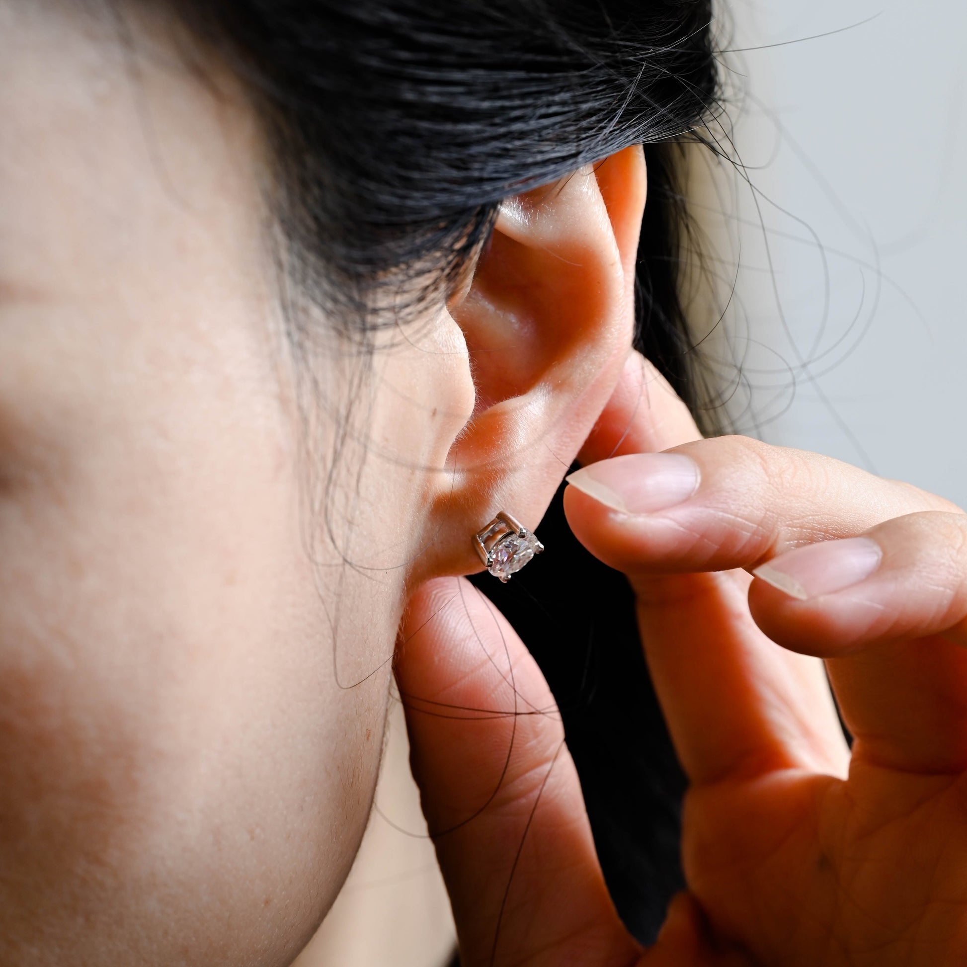 round-cut-moissanite-earrings-simple-style-studs