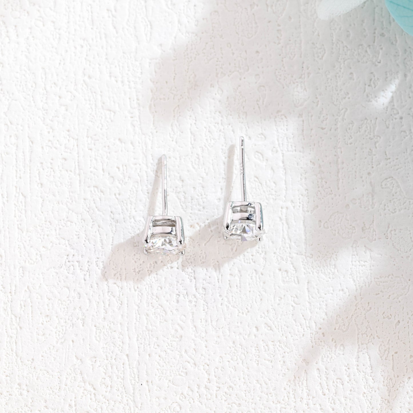 round-cut-moissanite-earrings-simple-style-studs