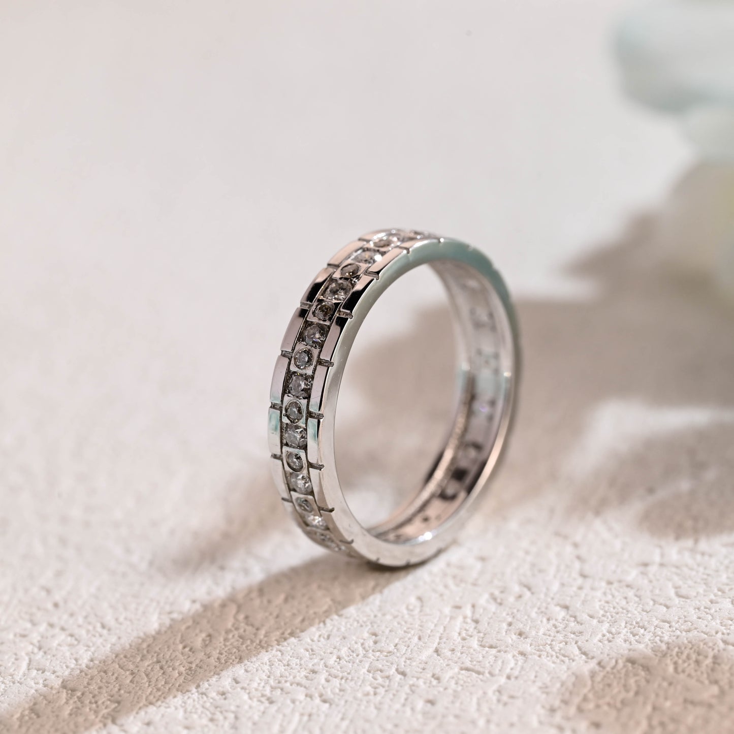 round-cut-moissanite-wedding-band