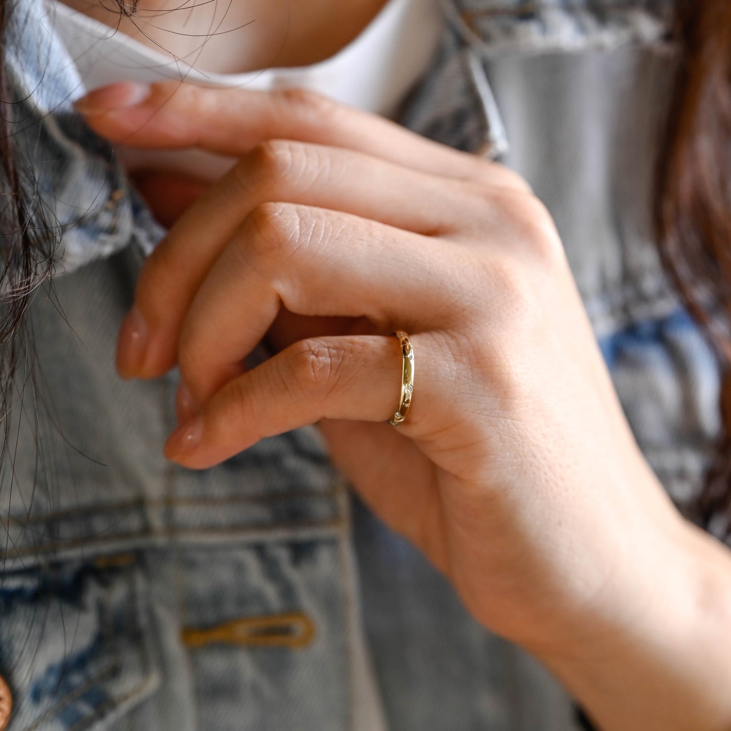 round-cut-moissanite-wedding-band-starburst-ring