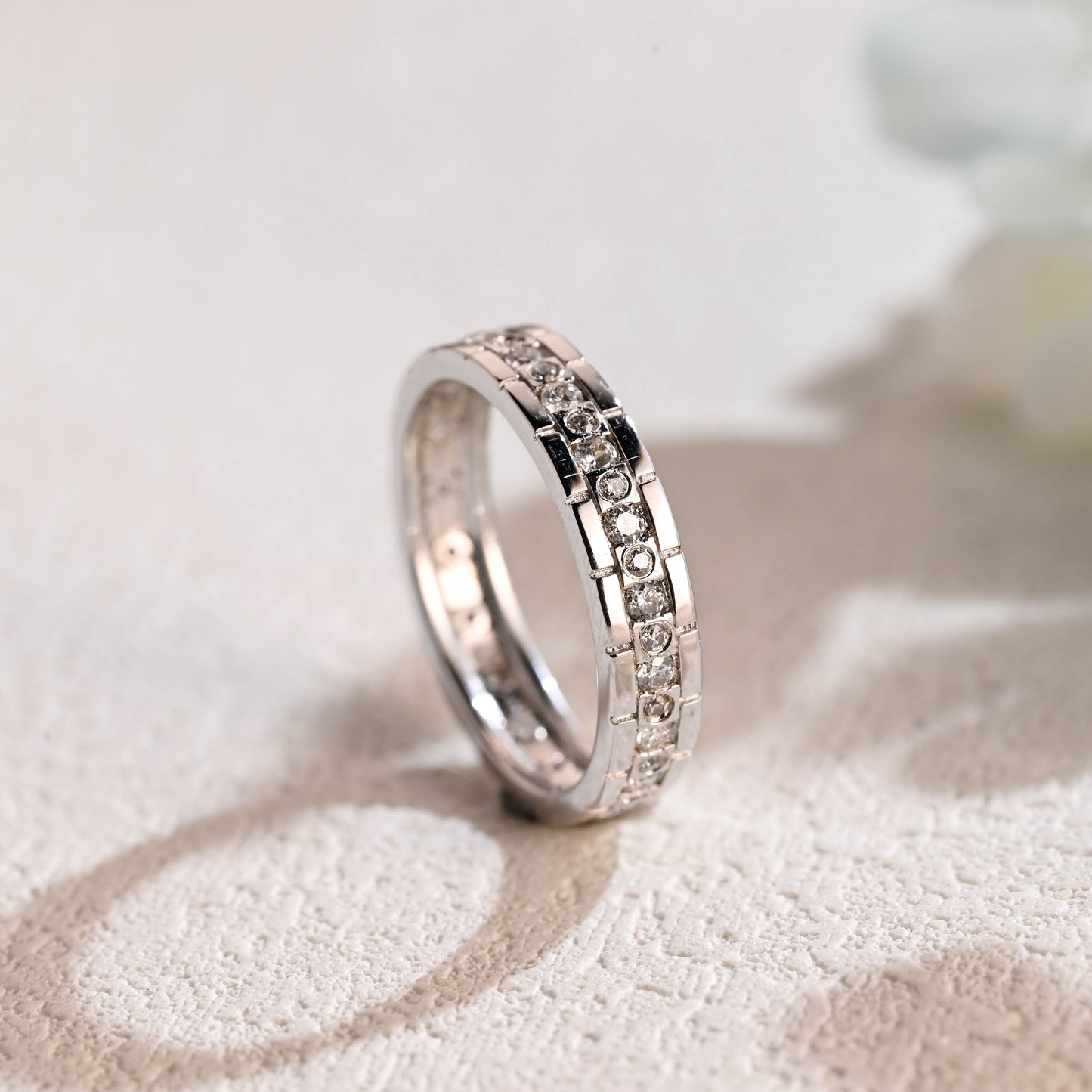 round-cut-moissanite-wedding-band