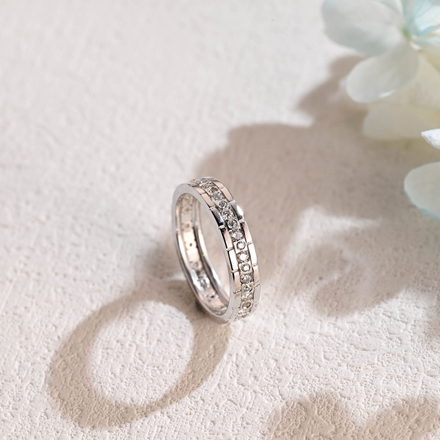 round-cut-moissanite-wedding-band