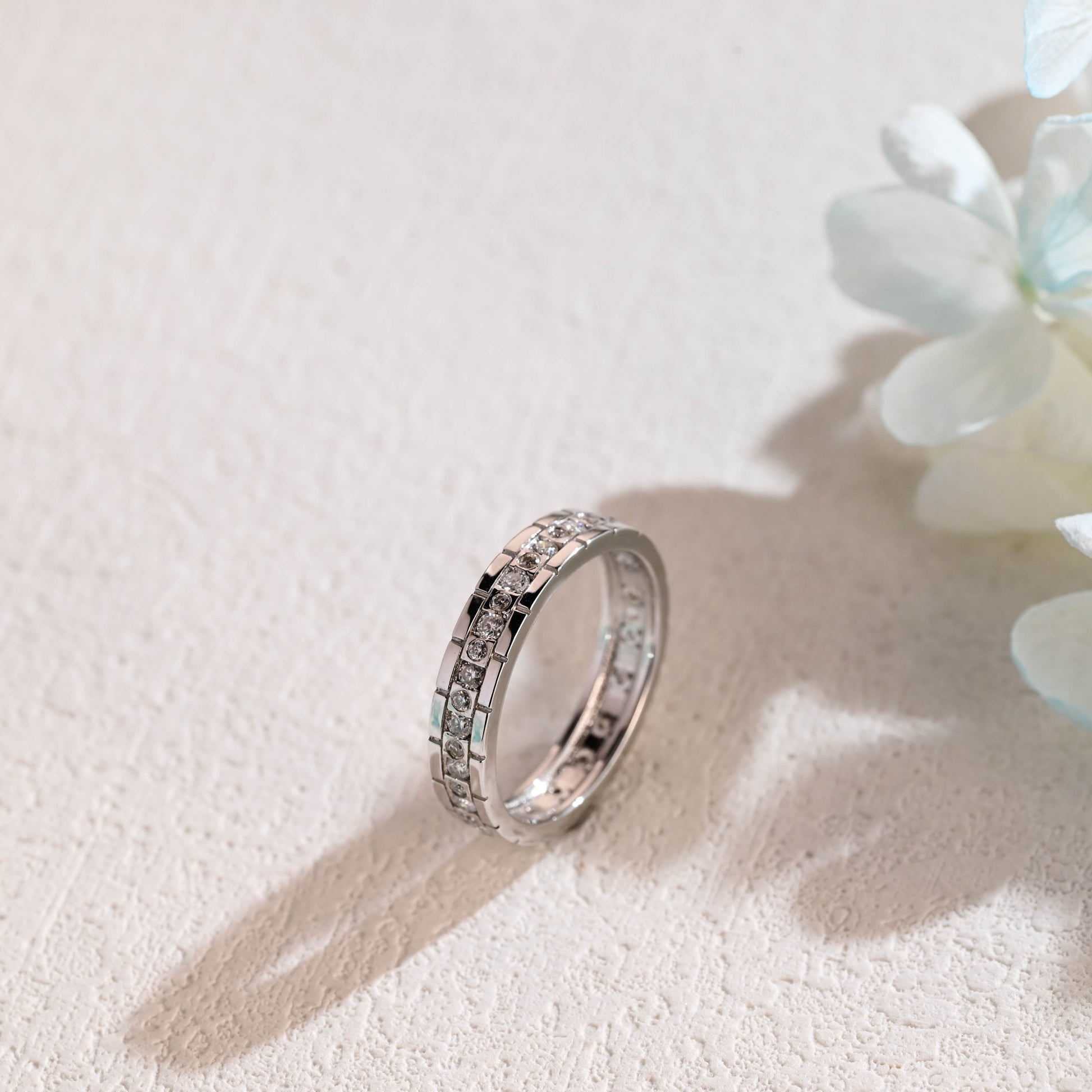 round-cut-moissanite-wedding-band