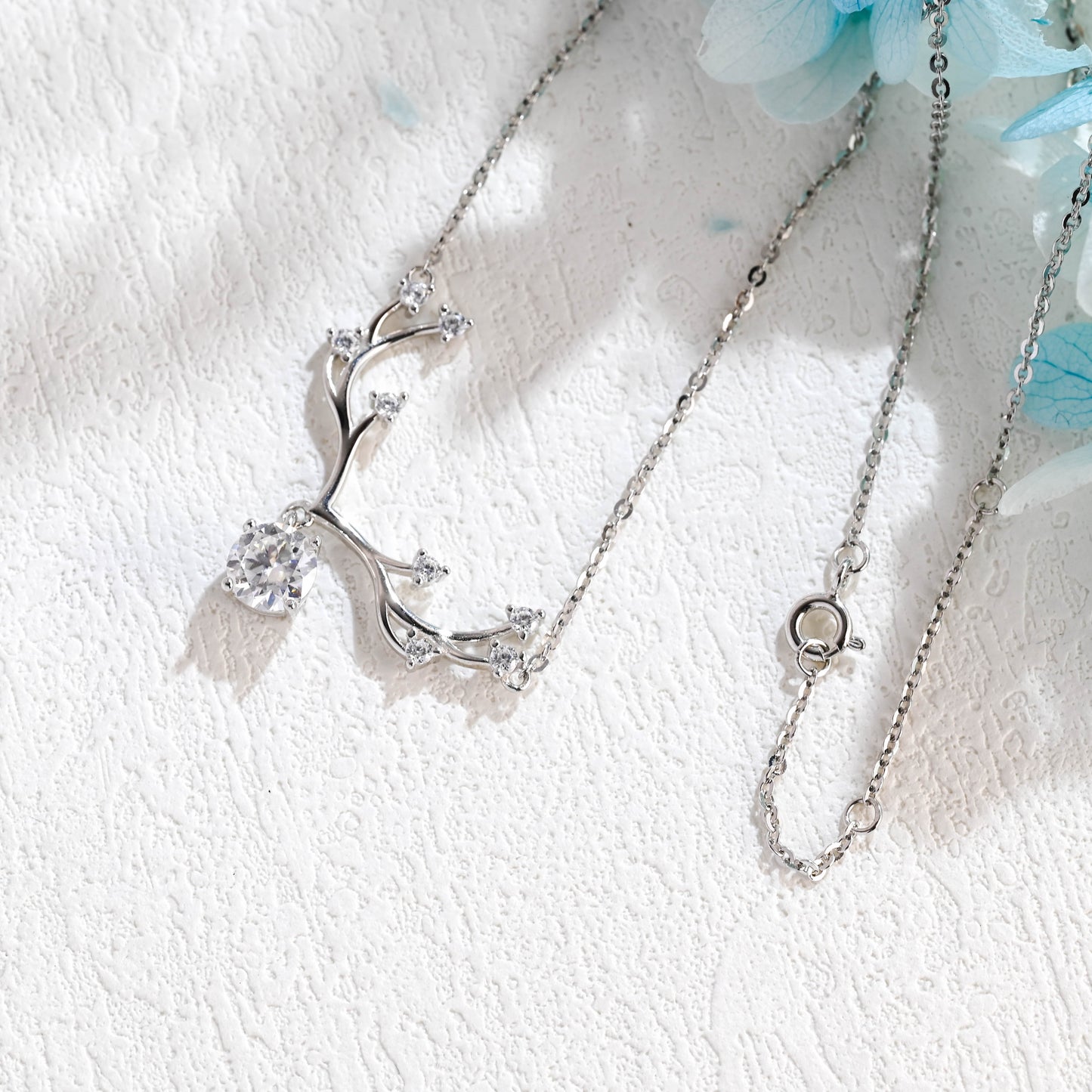 round-cut-moissanite-necklace-deer-horn-pendant