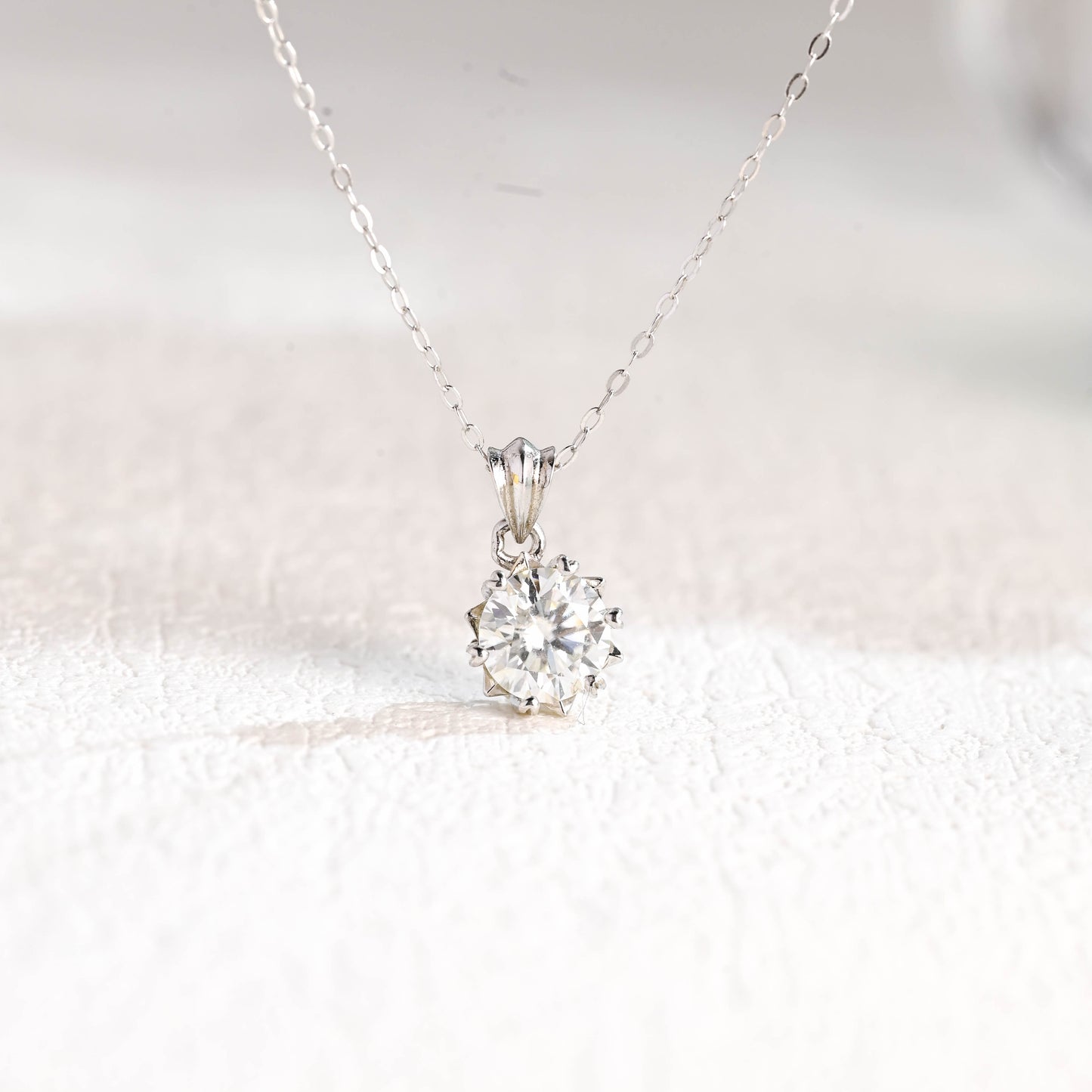 solitaire-round-cut-moissanite-pendant-snowflake-necklace