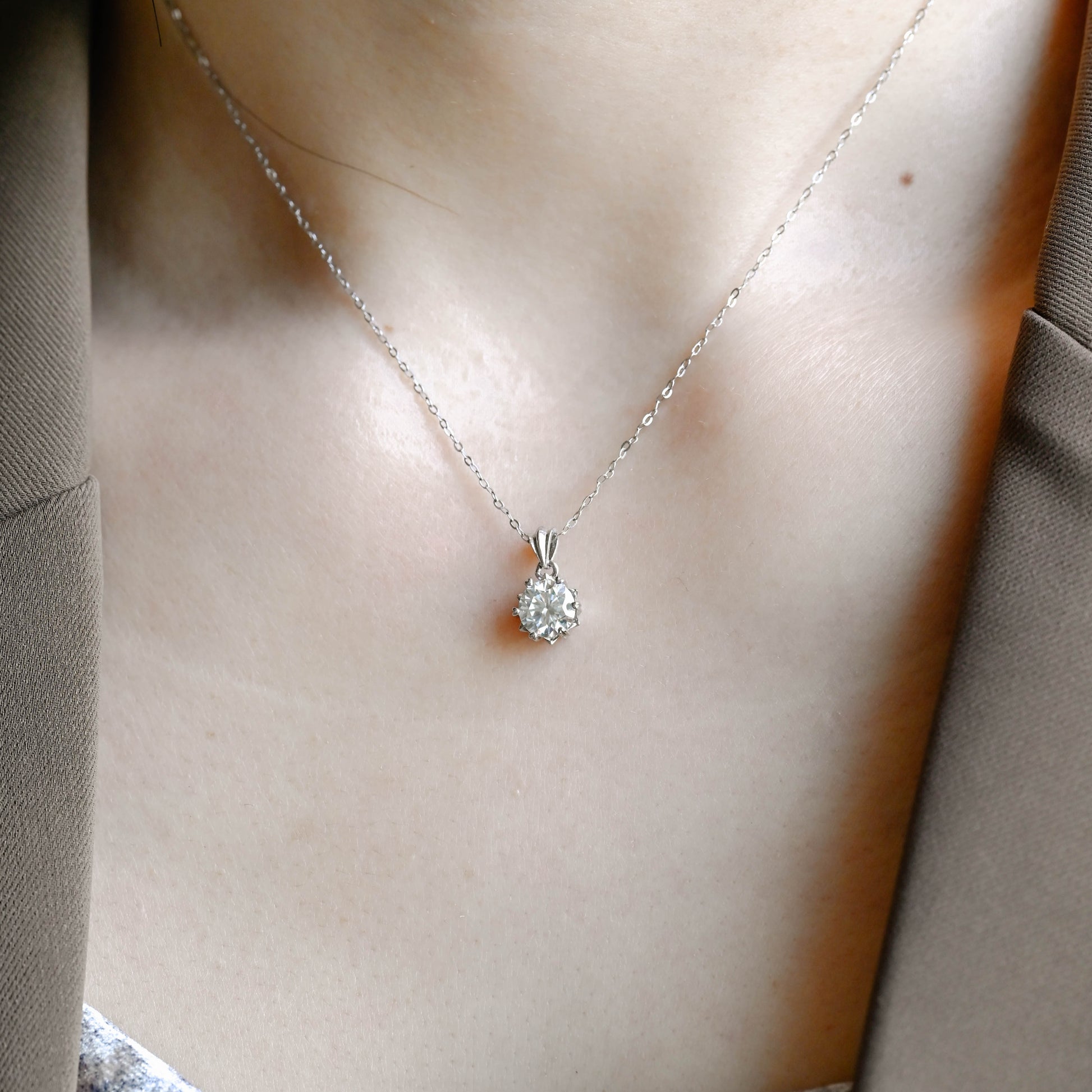 solitaire-round-cut-moissanite-pendant-snowflake-necklace