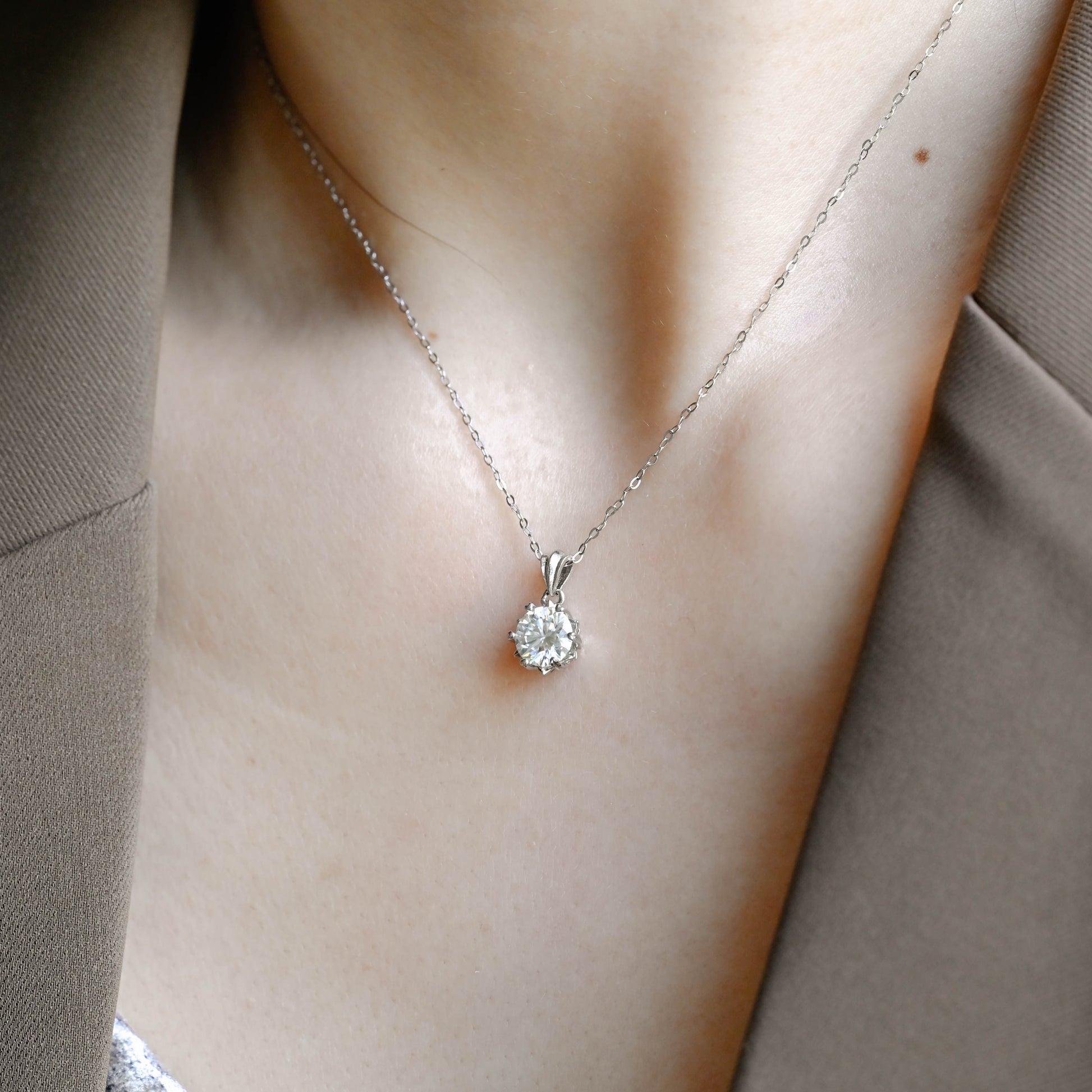 solitaire-round-cut-moissanite-pendant-snowflake-necklace