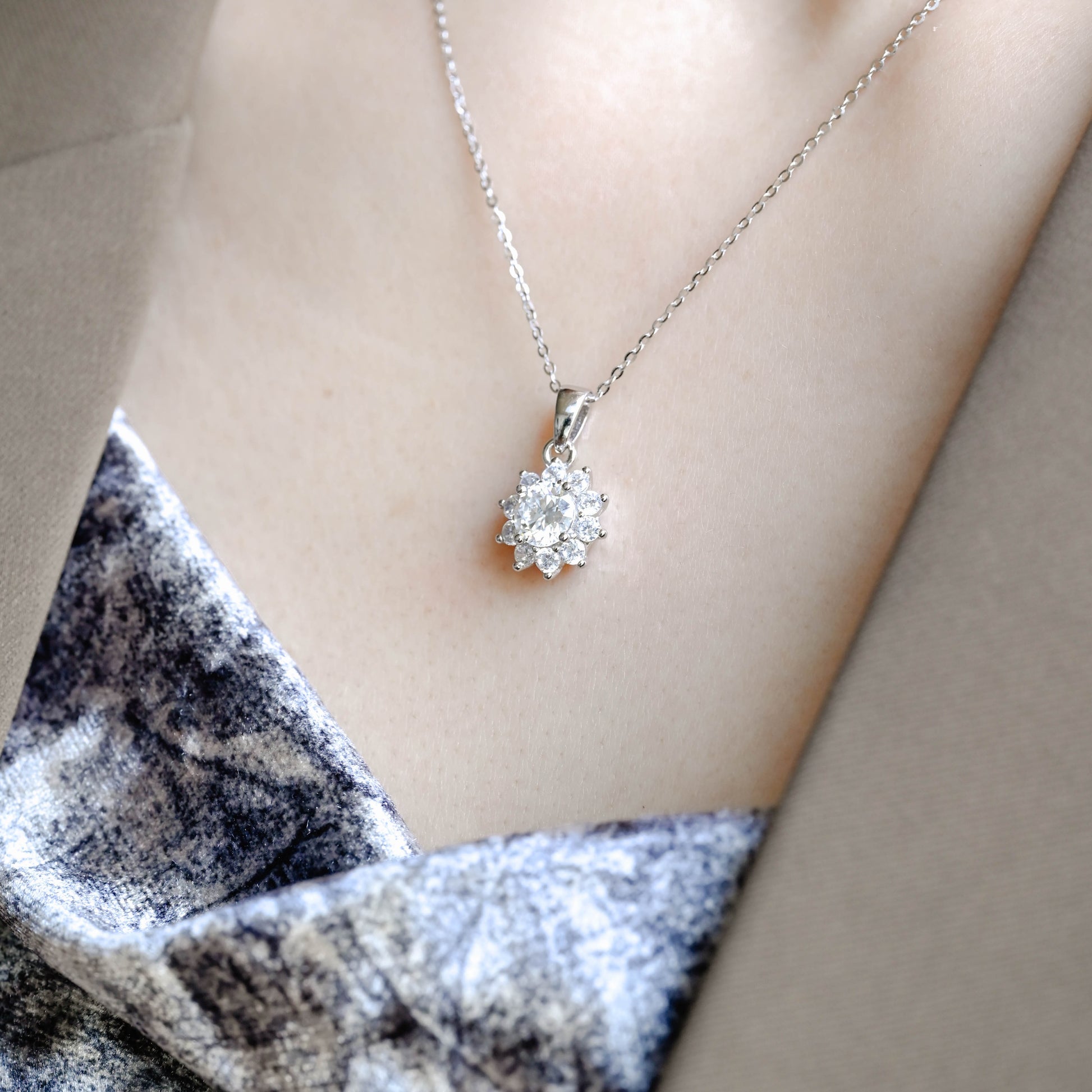 round-cut-sunflower-moissanite-pendant-necklace-halo-pendant