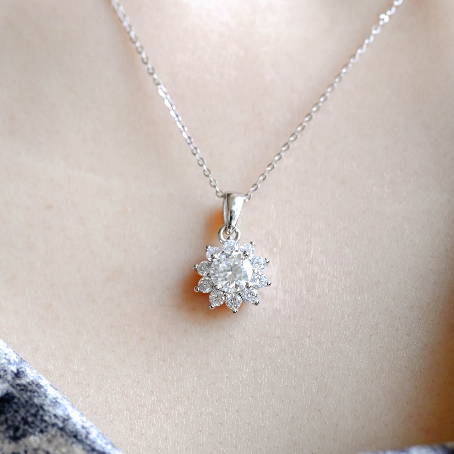 round-cut-sunflower-moissanite-pendant-necklace-halo-pendant