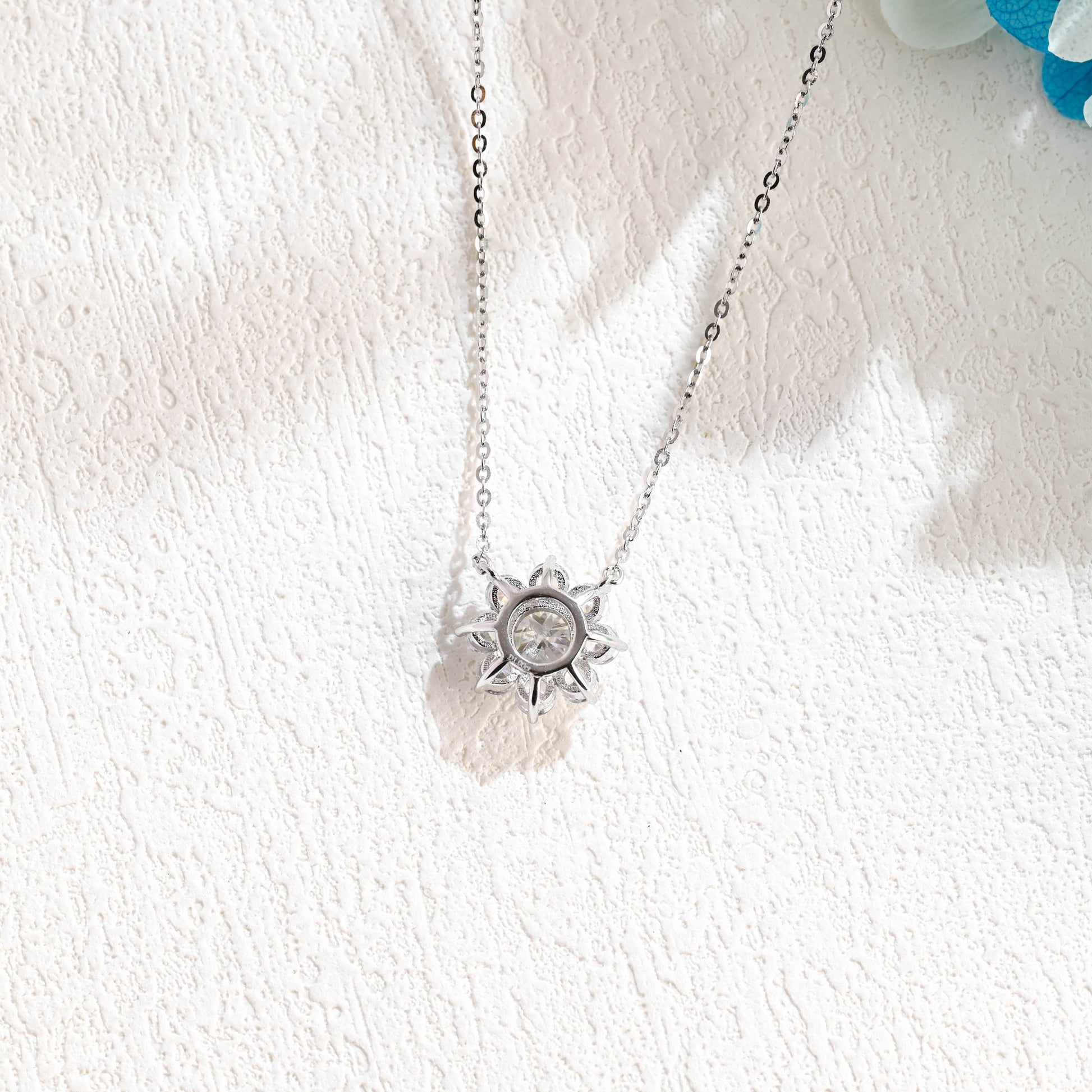 round-cut-moissanite-pendant-flower-necklace