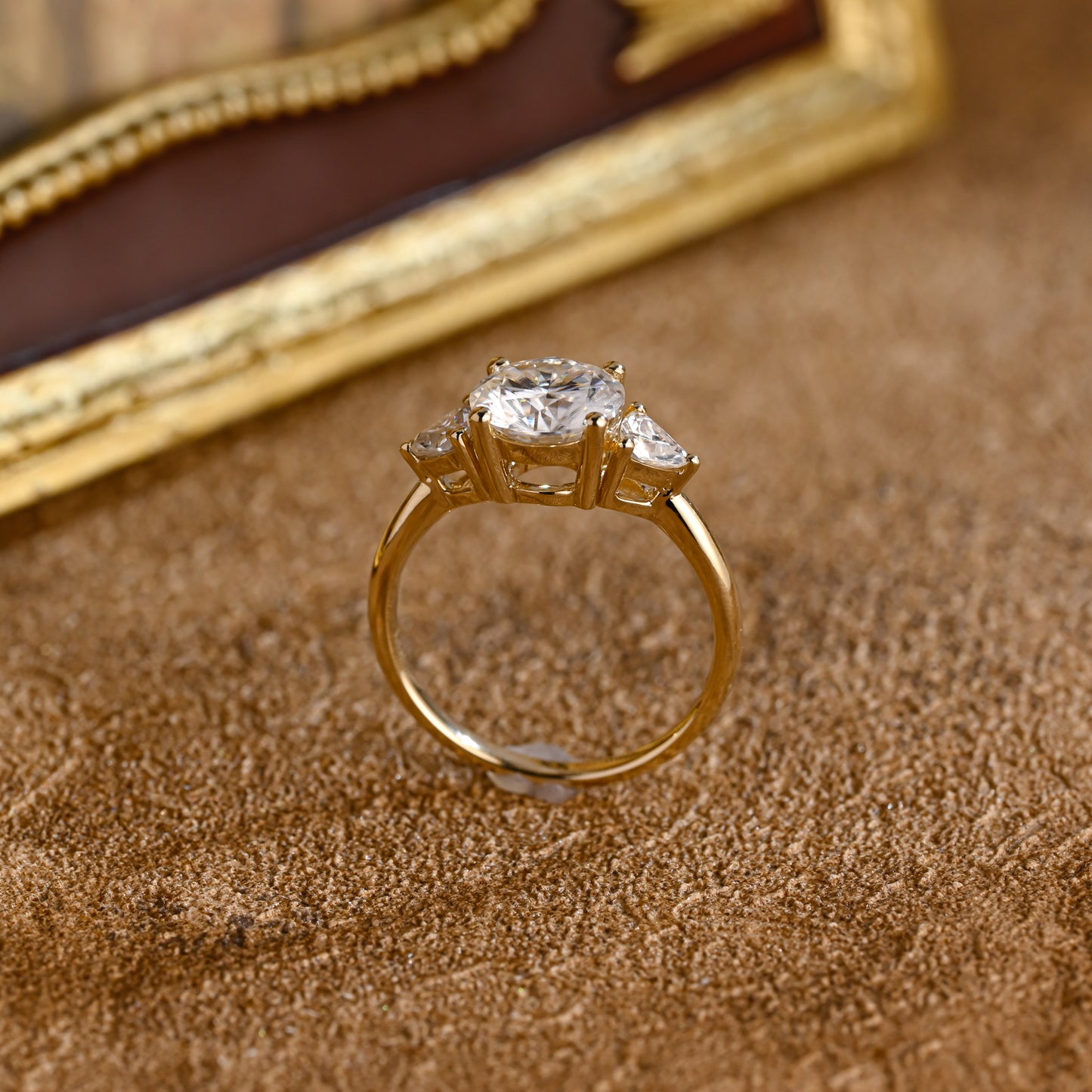 roung-cut-lab-grown-diamond-wedding-ring-engagement-ring